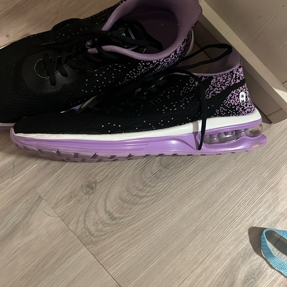 Running sneakers worn a couple of times - Picture 2 of 3